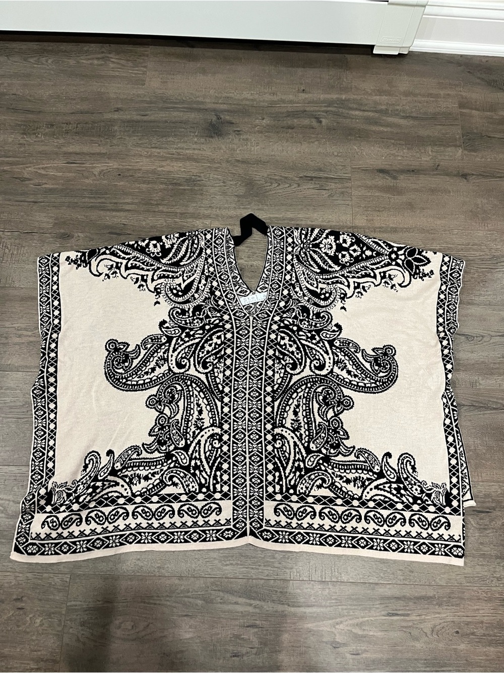 Stella Laguna Beach Black and Cream Paisley Accent Throw
